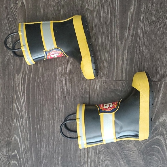 Firefighter Weather Spirits Cushion Foam Rain Boots - Toddler Size 5 - Picture 2 of 4